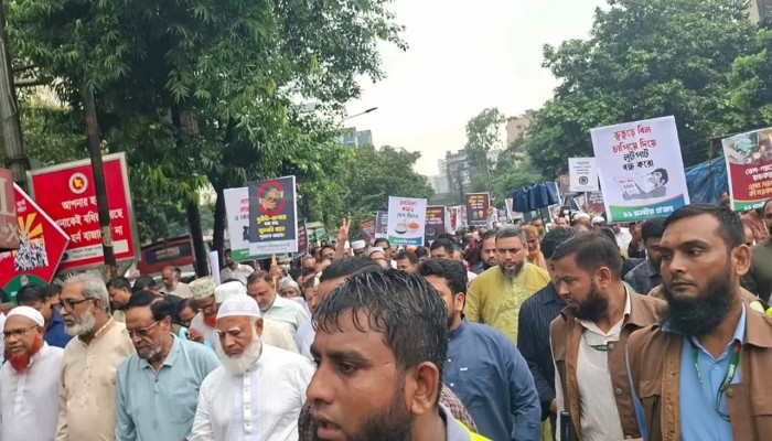 ​সচিবালয় অভিমুখে ১১ দলীয় ঐক্যের মিছিল আটকে দিল পুলিশ