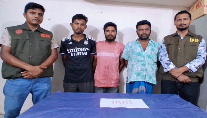 ঠাকুরগাঁওয়ে ডিবির অভিযানে ৭২ পিস ইয়াবাসহ গ্রেপ্তার ৩