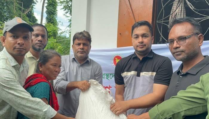 ভেদভেদীতে পাহাড় ধস ও বন্যায় ক্ষতিগ্রস্ত ১ হাজার পরিবার পেল জেলা পরিষদের খাদ্য সহায়তা