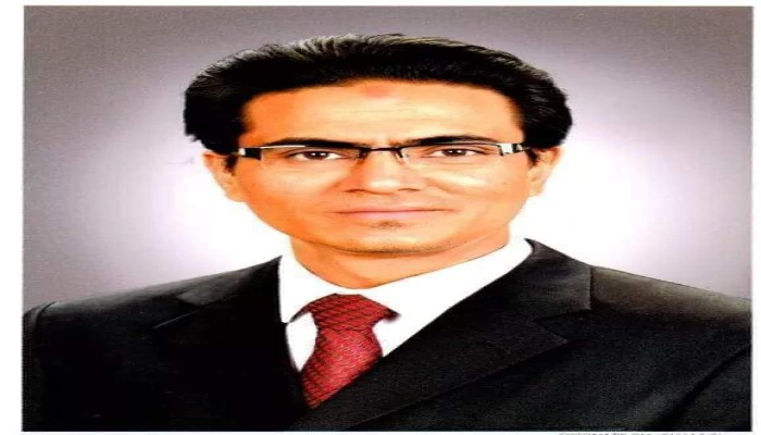 রাষ্ট্রপতি নির্বাচনে লড়াইটা হচ্ছে ক্ষমতাসীন দলের মির্জা ফখরুল ইসলাম আলমগীর সাহেব বনাম খেতাবপ্রাপ্ত মুক্তিযোদ্ধা বীর বিক্রম কর্নেল অলি আহমদ সাহেব।