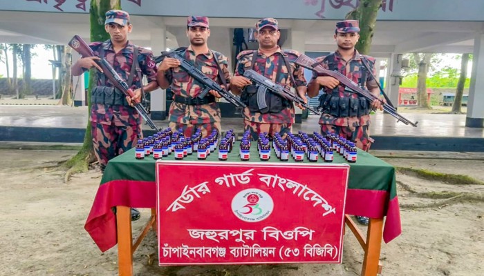 ​চাঁপাইনবাবগঞ্জ সীমান্তে ৫৩ বিজিবির অভিযানে ভারতীয় এস্কাফ সিরাপ জব্দ ​
