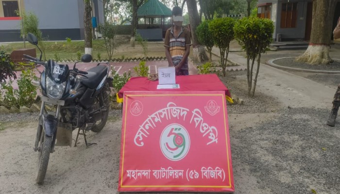 শিবগঞ্জ সীমান্তে ইয়াবাসহ মোটরসাইকেল আরোহী আটক