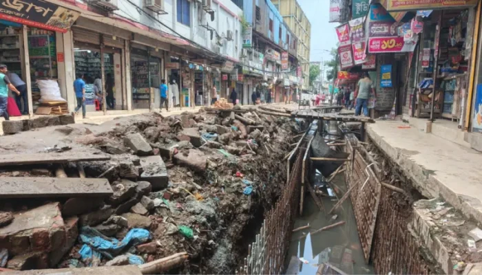 ২০ মাসেও শেষ হয়নি কোনাবাড়ী-কাশিমপুর সড়কের কাজ, দুর্ভোগে হাজারো মানুষ