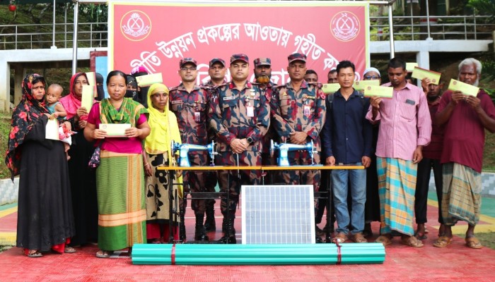 দুর্গম ছোটহরিণায় বিজিবির মানবিক সহায়তা: ১৪ পরিবার ও এতিমখানায় ৭০ হাজার টাকার অনুদান বিতরণ