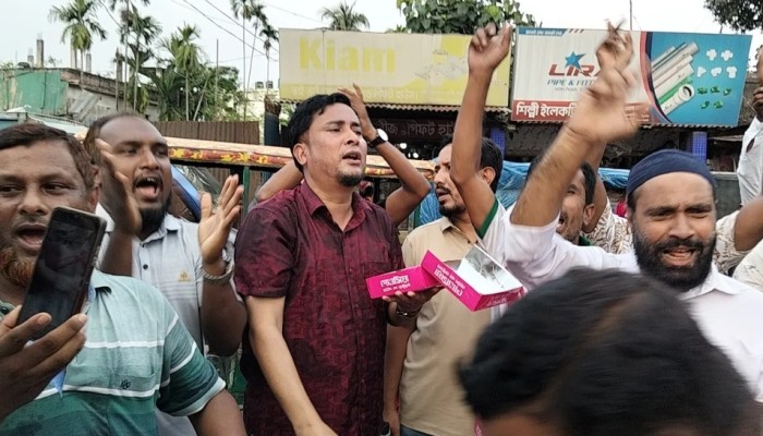 মির্জা ফখরুলের নিজ জেলায় মিষ্টি বিতরণ ও উল্লাস