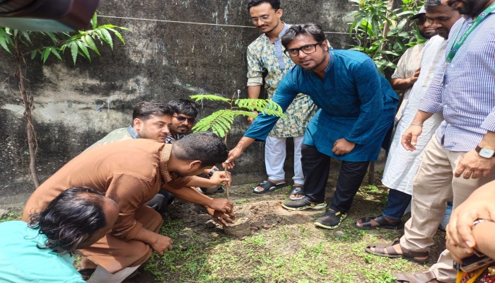 শিক্ষার্থীদের কল্যাণে রয়েল বিশ্ববিদ্যালয় ছাত্রদলের বৃক্ষরোপণ ও খেলার সামগ্রী বিতরণ