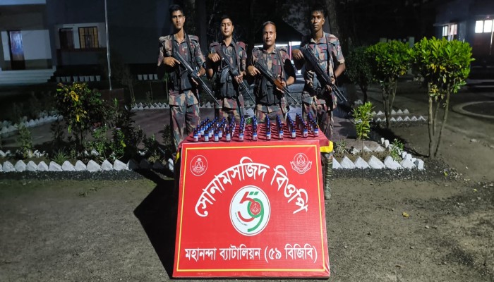 শিবগঞ্জ সীমান্তে ৫৯ বিজিবি’র অভিযানে ৬৬ বোতল এসকাফ সিরাপ জব্দ