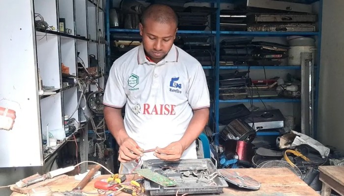 ঠাকুরগাঁওয়ের জয়ন্ত সেন অভাবের ঘরে স্বপ্নের আলো জ্বাললেন