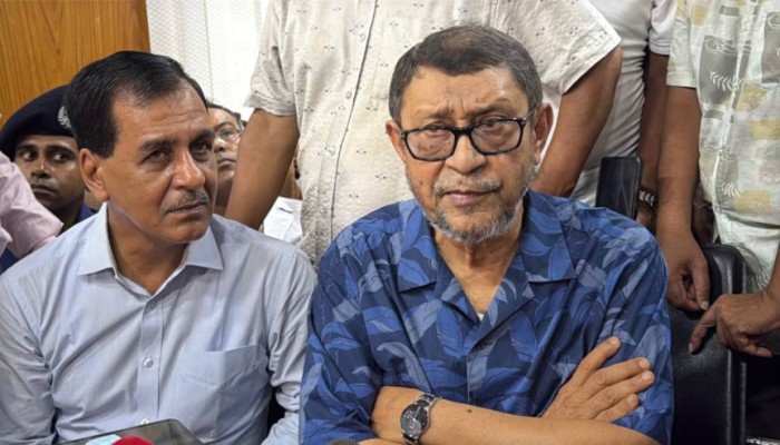 মজুত থাকলেও রোগীকে দেওয়া হয়নি স্যালাইন, কিনে দিলেন স্বাস্থ্যমন্ত্রী