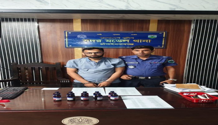 পুলিশের অভিযানে ভারতীয় এস্কাফ সিরাপসহ  গ্রেফতার ১