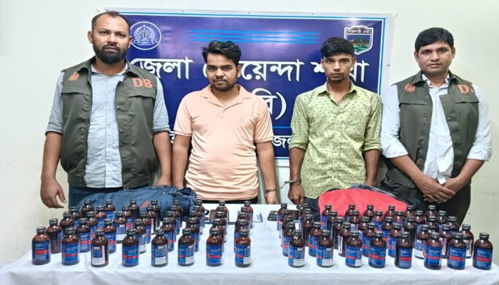 চাঁপাইনবাবগঞ্জে ডিবির অভিযানে এস্কাফ সিরাপসহ গ্রেপ্তার ২