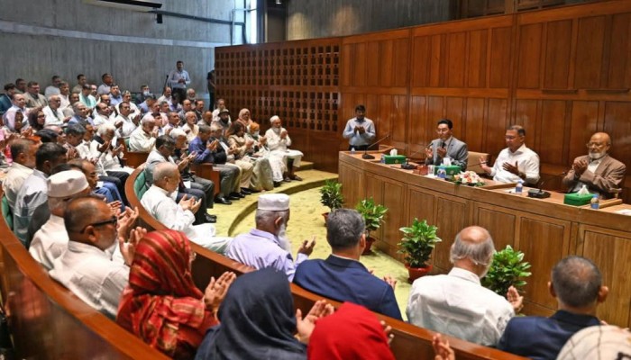 প্রধানমন্ত্রীর সভাপতিত্বে বৈঠক চলছে সরকারদলীয় এমপিদের