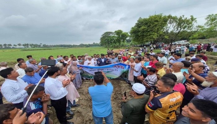 হরিয়ান সুগার মিলে আখ রোপণ কর্মসূচিতে এমপি মিলন