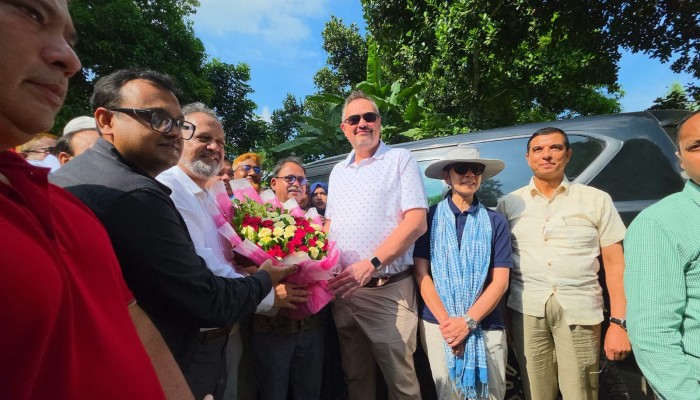 ঠাকুরগাঁওয়ে সমতলের চা বাগান দেখে মুগ্ধ মার্কিন রাষ্ট্রদূত