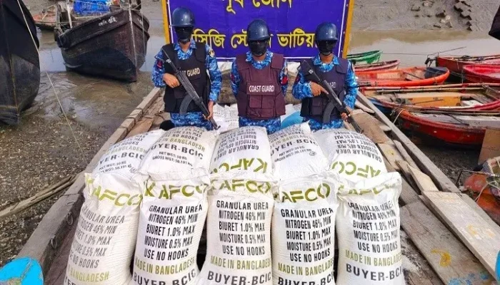 মিয়ানমারে পাচার হচ্ছিল ৪১০ বস্তা ইউরিয়া সার, জব্দ করলো কোস্ট গার্ড