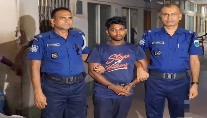 বগুড়ায় চলন্ত ট্রেনে নারীকে ধ র্ষণের অভিযোগ, ক্যান্টিন বয় গ্রেপ্তার, দুই পুলিশ সদস্যের বিরুদ্ধে মামলা