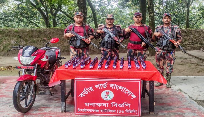 সীমান্তে ৫৩ বিজিবির অভিযানে ভারতীয় এস্কাফ সিরাপ ও মোটরসাইকেল জব্দ