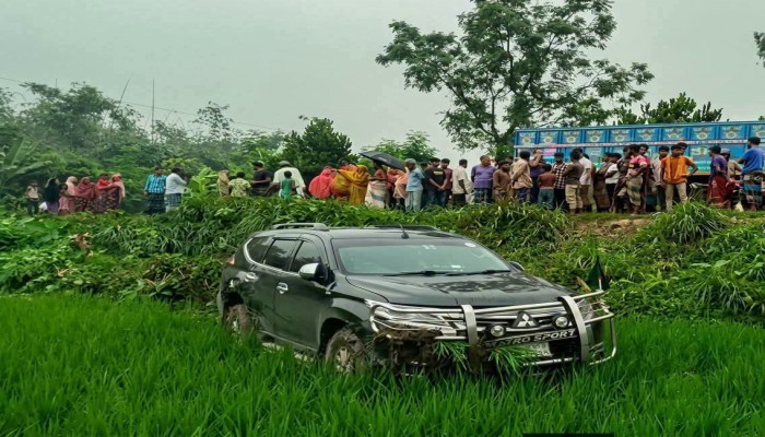বগুড়ায় প্রতিমন্ত্রীর গাড়ি নিয়ন্ত্রণ হারিয়ে ধানক্ষেতে, পথচারী আহত