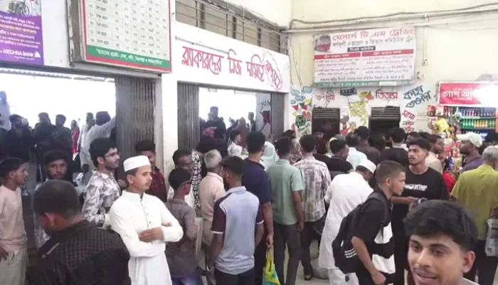 যুবদল নেতার ফোন না ধরায় ট্রেনের কাউন্টার ম্যানেজার ও স্টাফকে মারধর