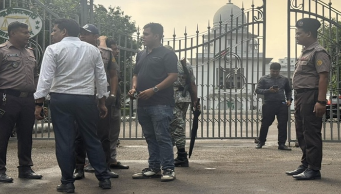 আ.লীগের ৭ শীর্ষ নেতার মৃত্যুদণ্ডের রায় ঘোষণার পর সুপ্রিম কোর্টের সামনে ককটেল বিস্ফোরণ