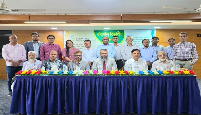 নিরাপদ খাদ্য নিশ্চিতে এন্টিবায়োটিকের অপব্যবহার রোধ করতে পোল্ট্রি খামারীদের আহ্বান পবিপ্রবি'র উপাচার্যের
