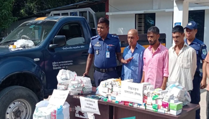 ঠাকুরগাঁওয়ে ফার্মেসিতে ১৭ লাখ টাকার ওষুধ চুরির ঘটনায় পিকআপ ও চুরি হওয়া ওষুধ উদ্ধার