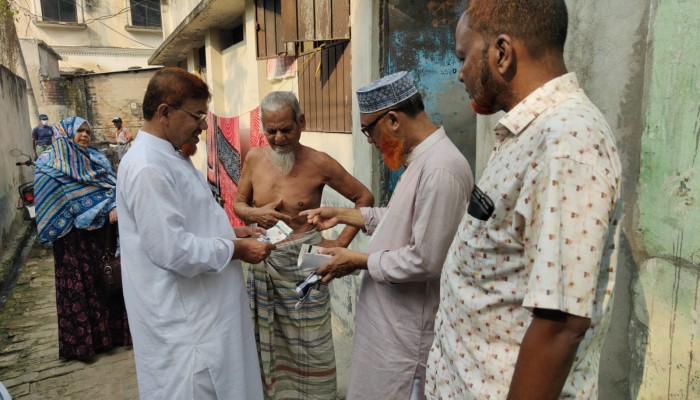 চাঁপাইনবাবগঞ্জ ৬ নং ওর্য়াডে ডেঙ্গু প্রতিরোধে পরিচ্ছন্নতা ও মশক নিধন অভিযান