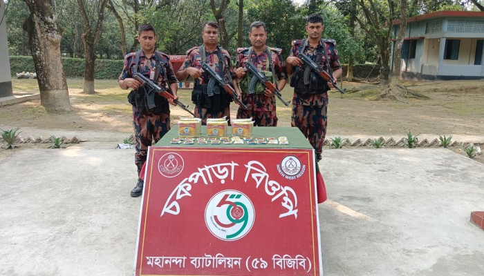 ​শিবগঞ্জ সীমান্তে ৫৯ বিজিবি’র অভিযানে বিপুল পরিমাণ ভারতীয় পাতার বিড়ি জব্দ