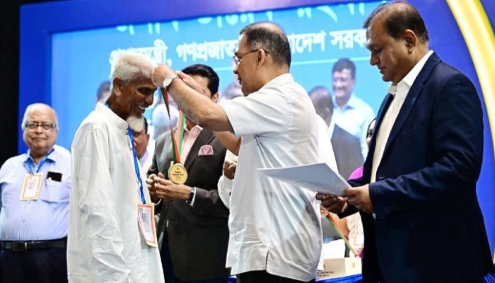 বিশ্ব শিক্ষক দিবসে সম্মাননা পেলেন ১০২ গুণী শিক্ষক