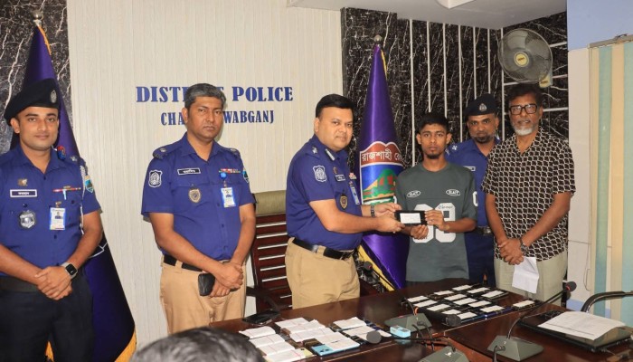 চাঁপাইনবাবগঞ্জে ৩০টি হারানো মোবাইল উদ্ধার, মালিকদের হাতে তুলে দিলেন পুলিশ সুপার
