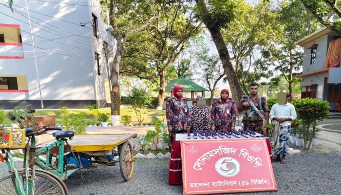 সীমান্তে ৫৯ বিজিবির অভিযানে ইস্কাফ সিরাপসহ আটক ২