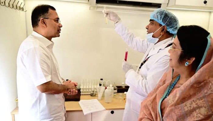 নিরাপদ খাদ্য পরীক্ষার ভ্রাম্যমাণ ল্যাব পরিদর্শন করলেন প্রধানমন্ত্রী