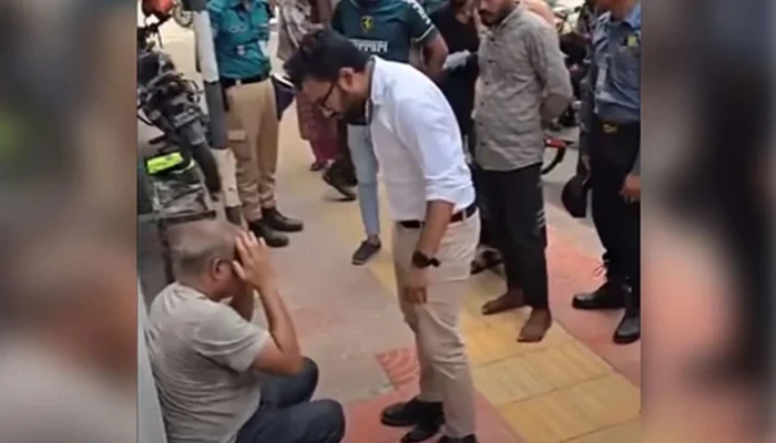 ধানমন্ডিতে রাস্তায় বয়স্ক ব্যক্তিকে মারধরের ঘটনায় যুবক আটক