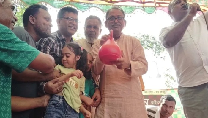 নিজেদের জমানো টাকা বিএনপি প্রার্থীকে তুলে দিল দুই শিশু, ভালোবাসায় আবেগাপ্লুত মির্জা ফয়সল