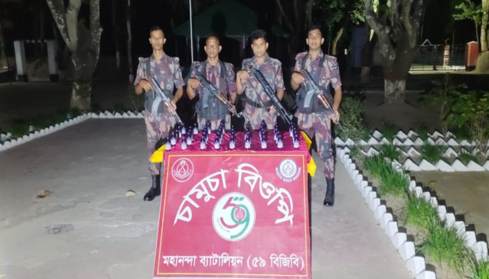 ​ভোলাহাট সীমান্তে ৫৯ বিজিবি’র অভিযান ৪৩ বোতল নেশাজাতীয় সিরাপ জব্দ