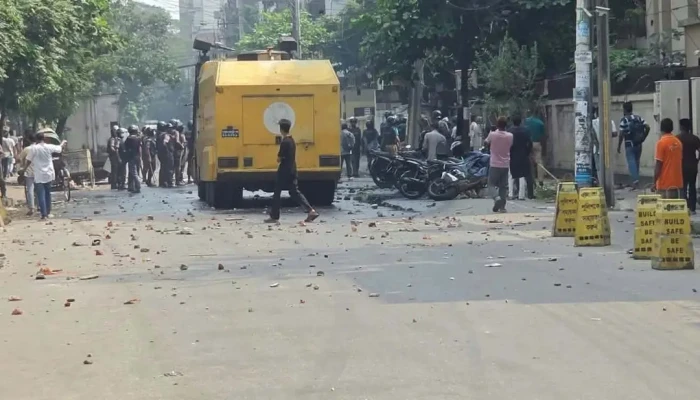 সড়কে নামার চেষ্টা পোশাক শ্রমিকদের, জলকামান-সাউন্ড গ্রেনেডে ছত্রভঙ্গ