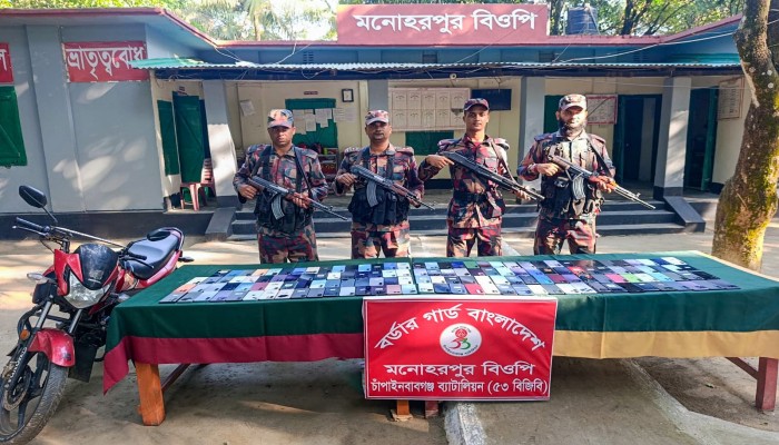 শিবগঞ্জ সীমান্তে ৫৩ বিজিবির অভিযান প্রায় ৪০ লাখ টাকার ভারতীয় মোবাইল ও চোরাচালান সামগ্রী জব্দ