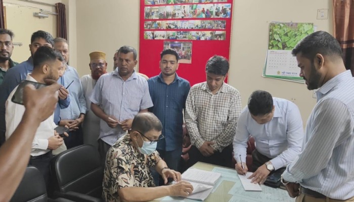 হাসপাতালে অনুপস্থিত ৫ চিকিৎসকের বিরুদ্ধে ব্যবস্থার নির্দেশ স্বাস্থ্যমন্ত্রীর